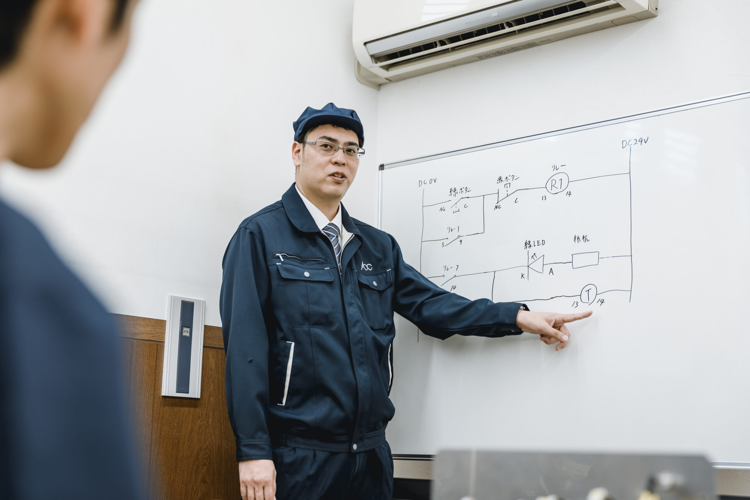 ホワイトボードを使った技術研修の様子