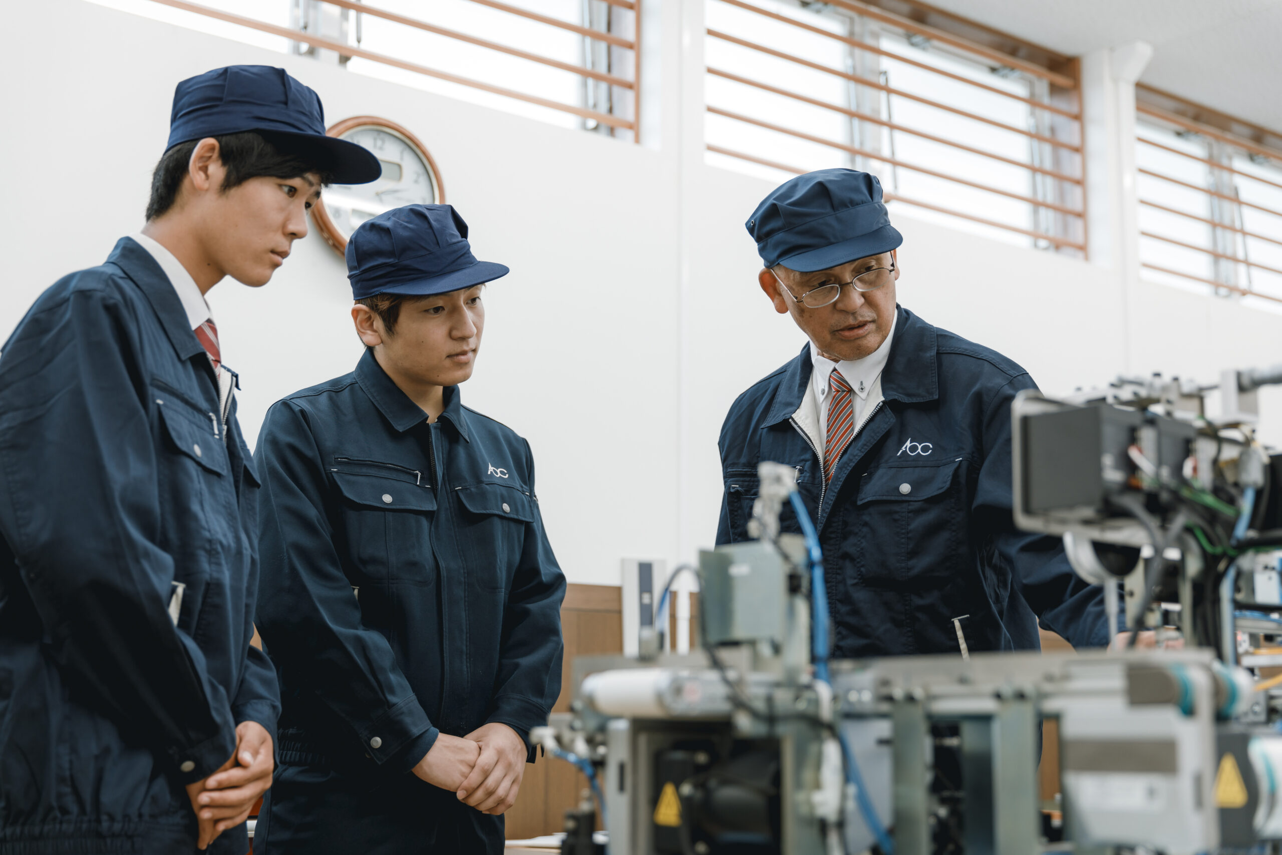 講師が未経験者に作業を指導する様子